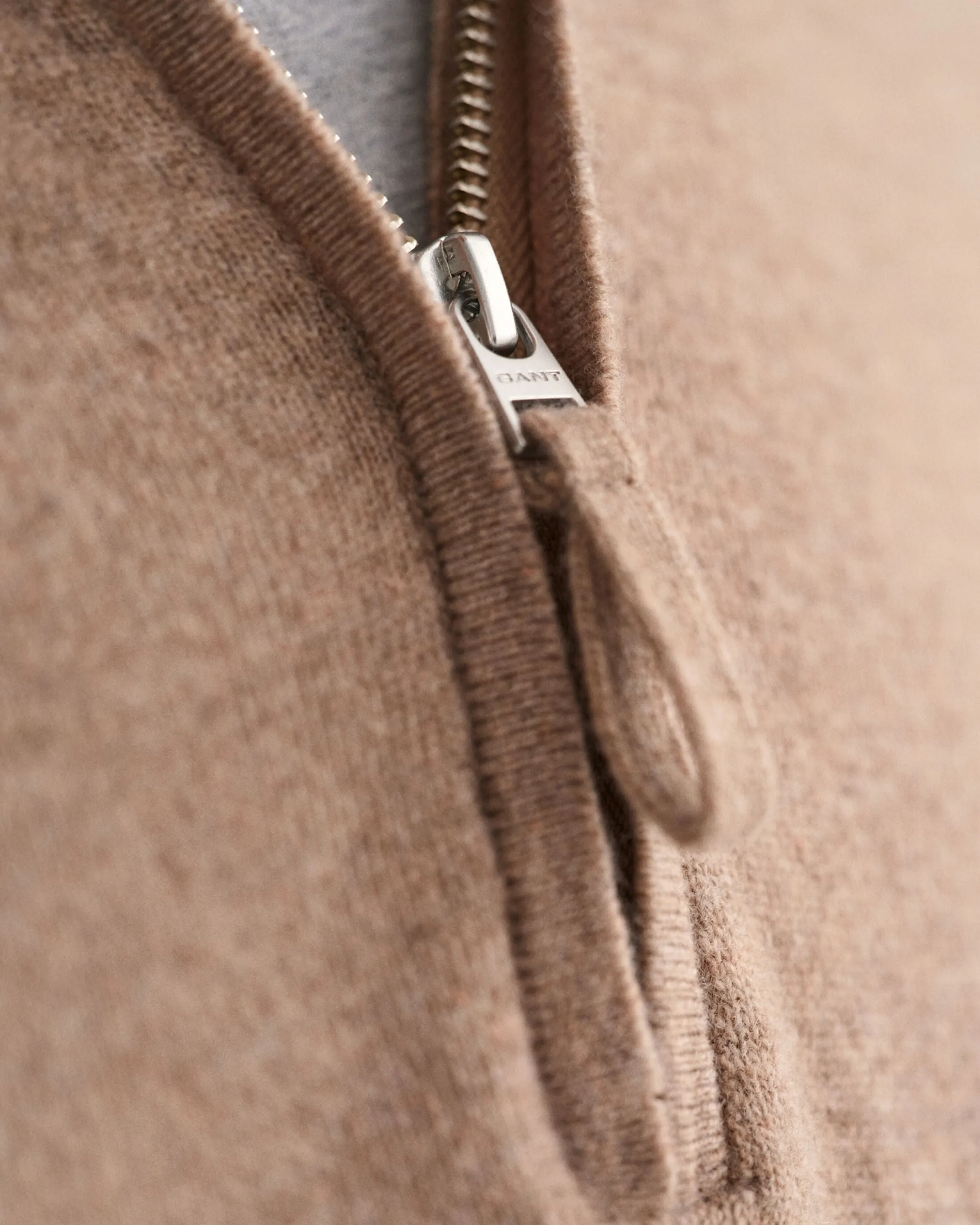 GANT- Superfine Lambswool Half Zip, Sand Melange